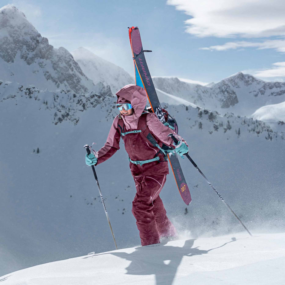 Matériel De Ski De Montagne Et Collection D'accessoires. Veste De