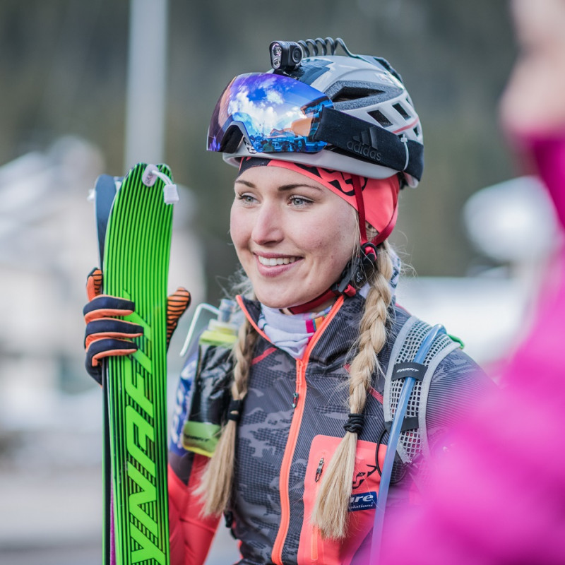 Les accessoires du skieur : casque, porte chaussures de ski.